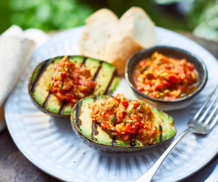 Gegrillte Avocado mit pikantem Tomatenkompott - Cookidoo® – das ...