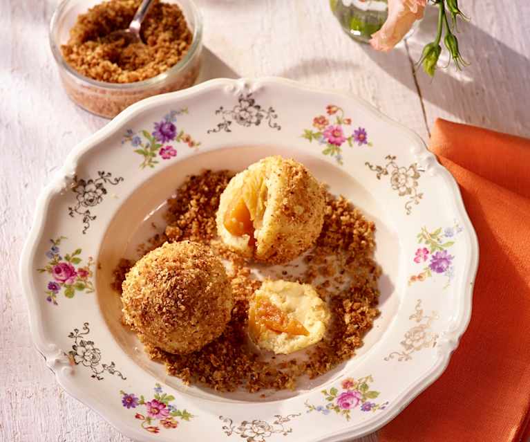 Marillenknödel mit Zuckerbröseln