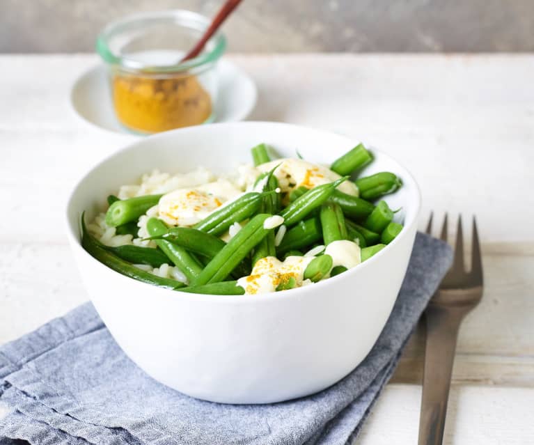 Haricots verts au curry accompagnés de riz