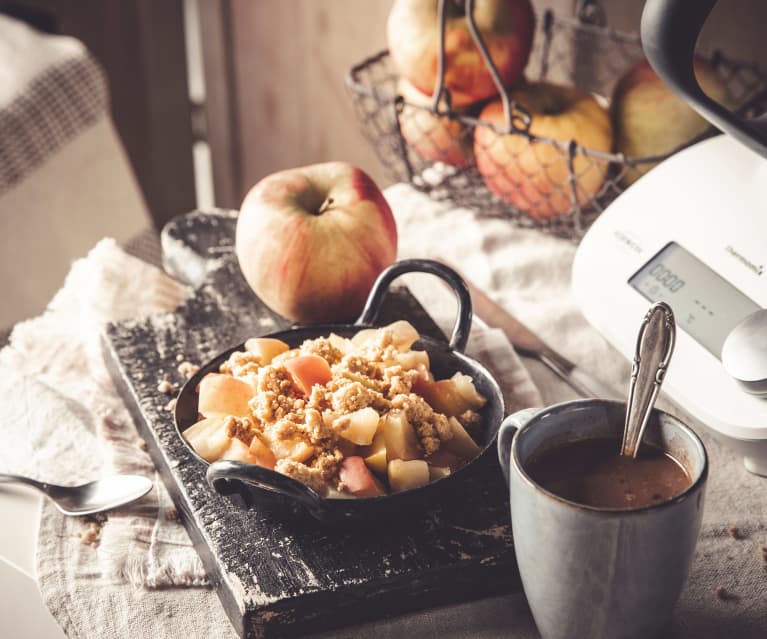 Chocolat chaud, crumble quatre-épices et pommes cuites