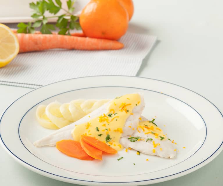 Filetes de pescado al vapor con salsa maltesa de mandarina