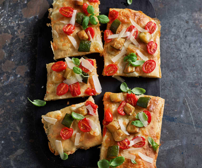 Pizza mit Zucchini und Tomaten