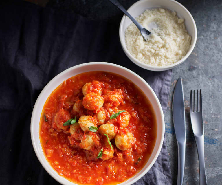 Gnocchi ripieni piccanti con salsa di pomodoro