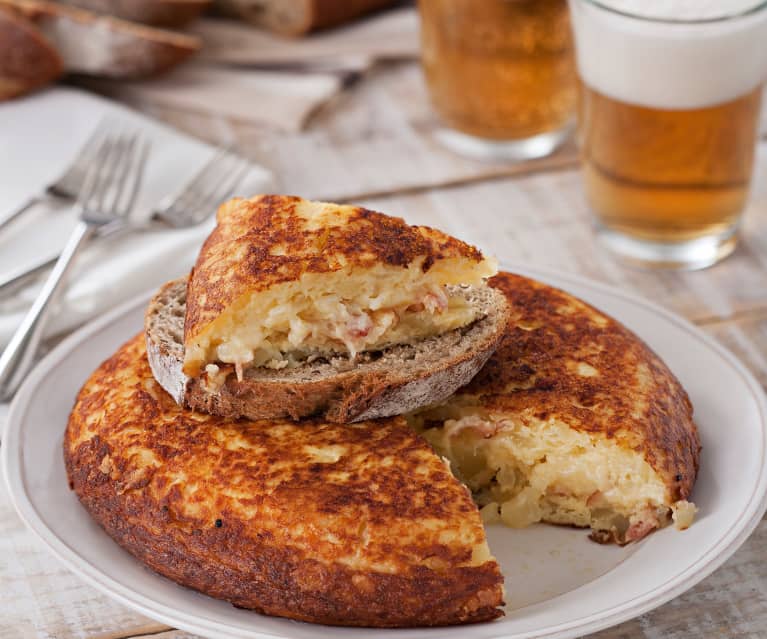 Tortilla de patata rellena de beicon y queso