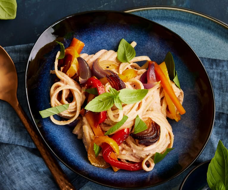 Vegane Pasta mit Gemüse und Tomaten-Walnuss-Pesto