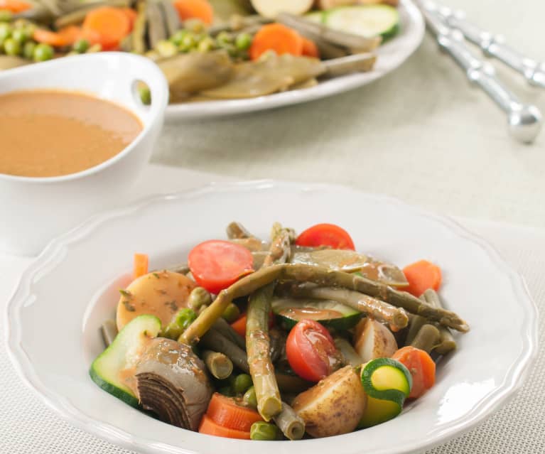 Verduras de primavera al vapor con aliño de tahini