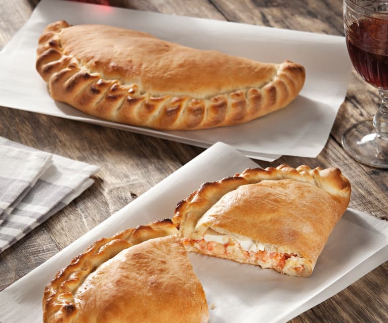 Calzone z mozzarellą i jajkiem