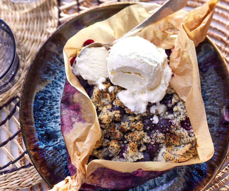 Gegrillter Blaubeer-Mohn-Crumble mit Kokosjoghurt-Eis (vegan)