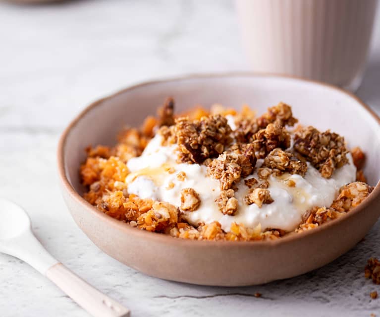 Iogurte com cenoura, maçã e granola e chai latte