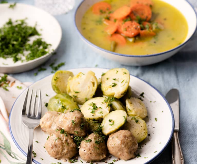 Menù: Zuppa di verdure; Polpette e cavoletti di Bruxelles