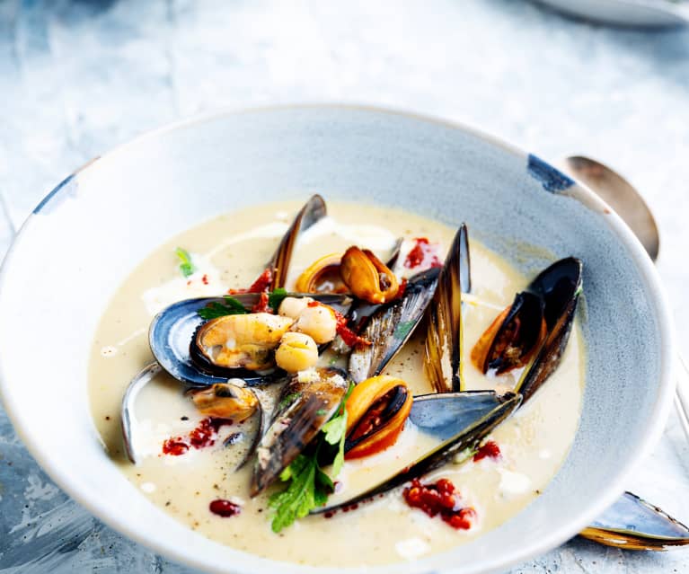 Sopa de garbanzo con mejillones picantes