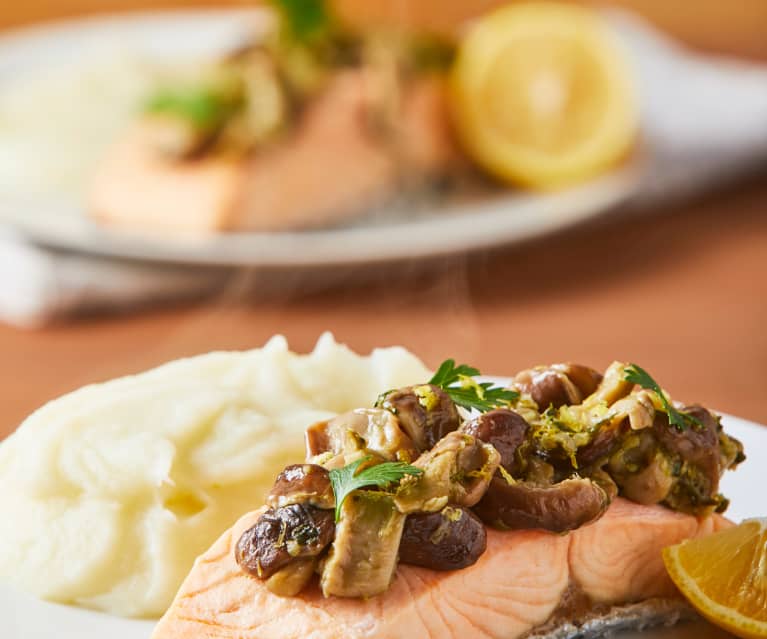 Salmón con hongos y puré de papa