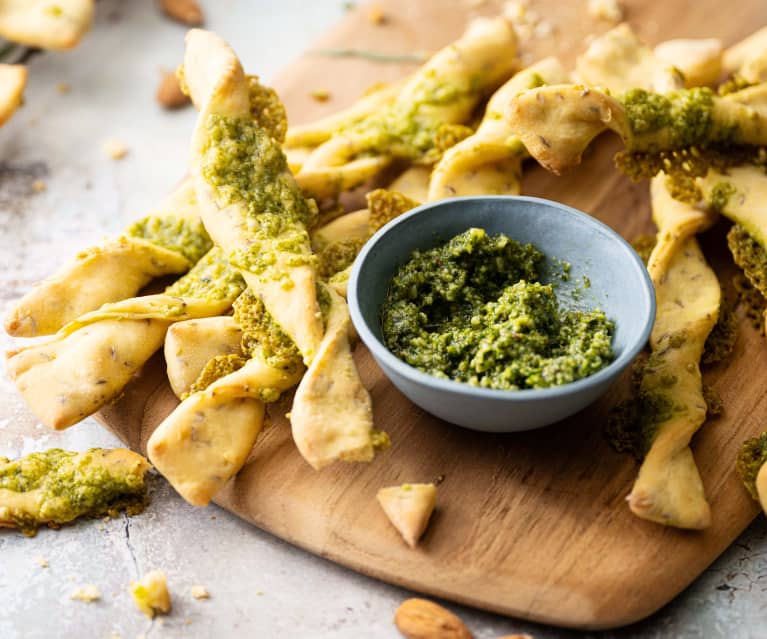 Grissini al formaggio con pesto di verdure