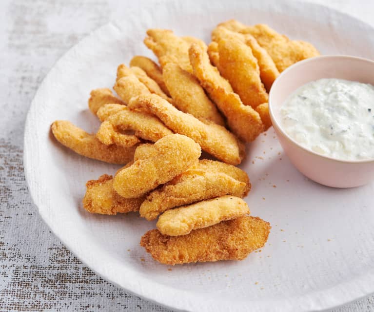 Nuggets panados em coco com molho de pepino