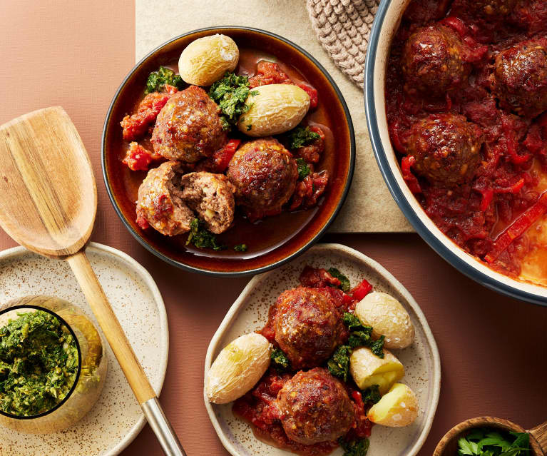 Albondigas mit Papas Arrugadas (Hackbällchen in Tomatensauce)