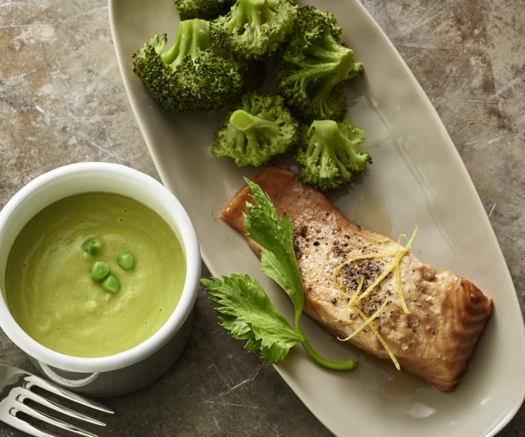 Crema di piselli e zenzero con salmone al limone e broccoli