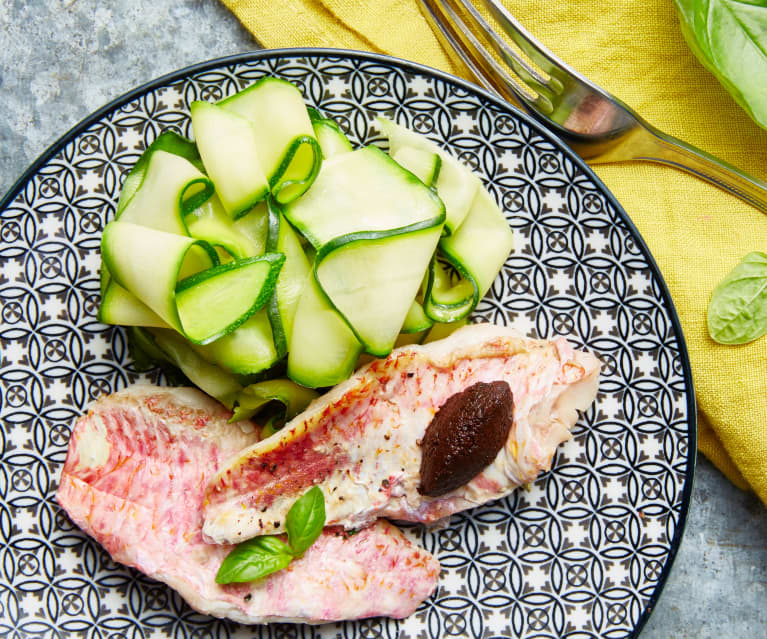 Filets de rouget sur ruban de courgette et tapenade