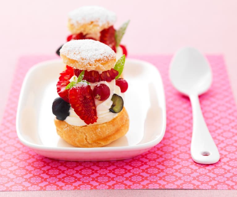 Choux chantilly et fruits rouges