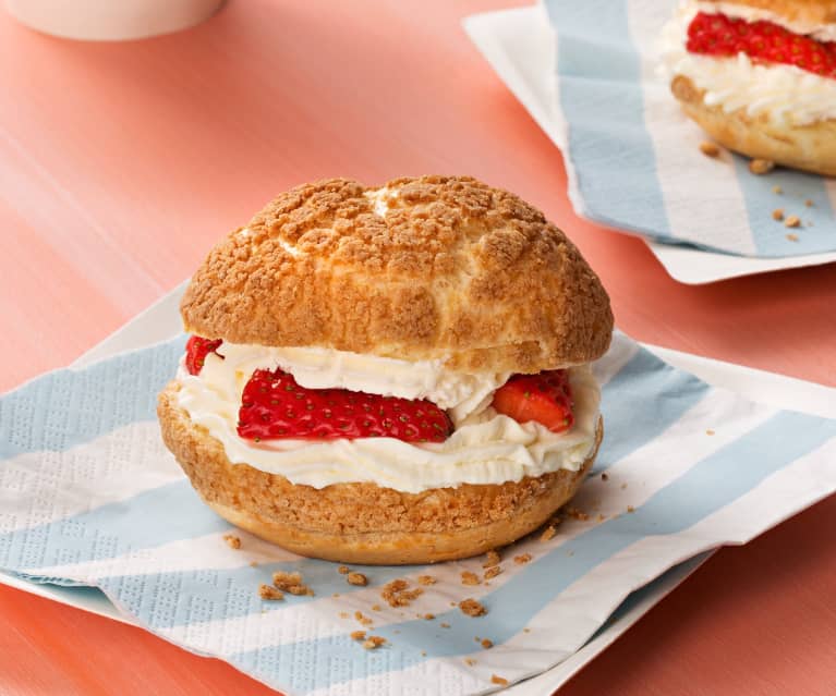 Choux craquelin con nata y fresas