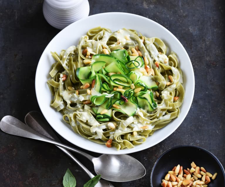 Tagliatelles au basilic, courgette et pignons