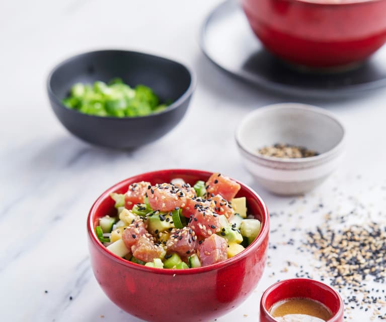 Poke de atum com salmão skin, kani, edamame e chips de batata-doce