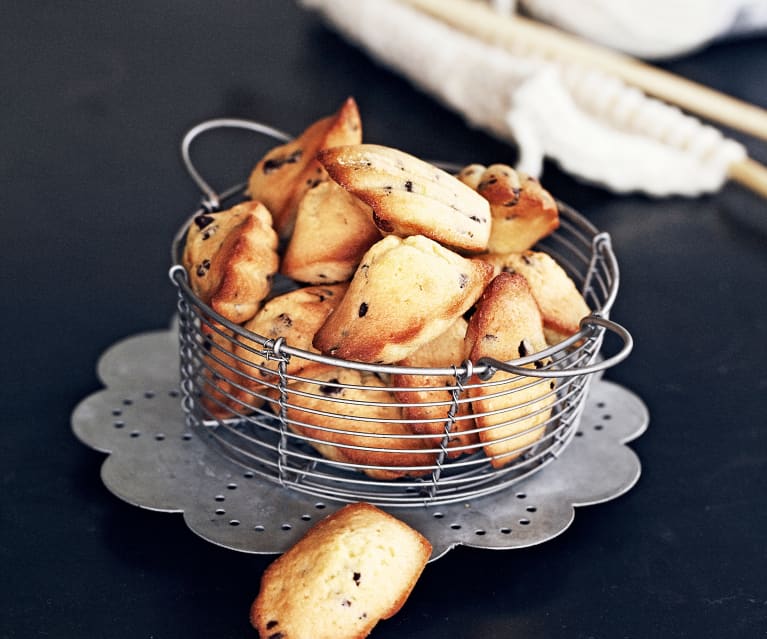 Madeleine aux épices de Noël moulée au chocolat noir