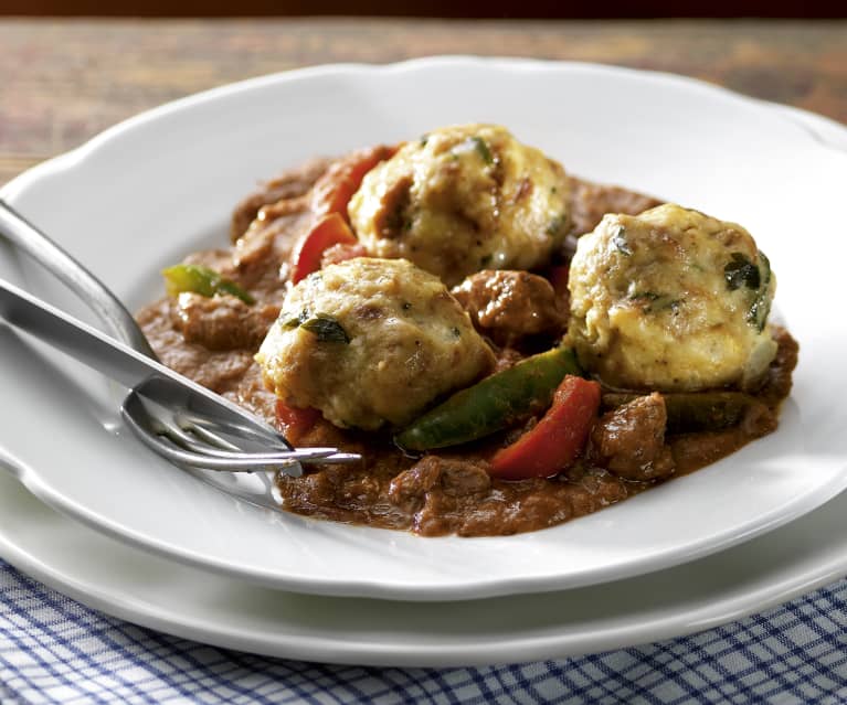 Goulash sapi dengan roti dumpling