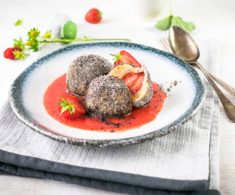 Erdbeer-Topfen-Knödel mit Mohn auf Erdbeerspiegel Erdbeer-Topfen-Knödel mit Mohn auf Erdbeerspiegel