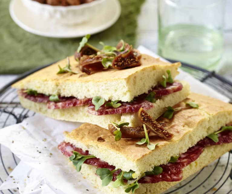 Focaccia mit Salami und Feigen