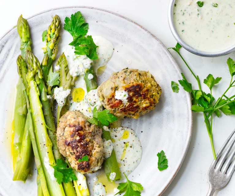 Keftas d'agneau, asperges et sauce au sésame