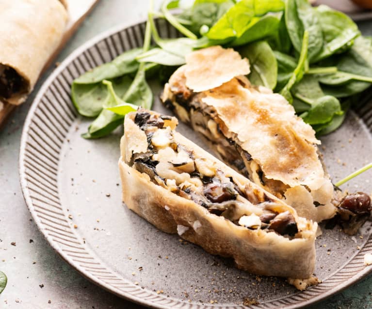 Strudel de cogumelos, feta e espinafres