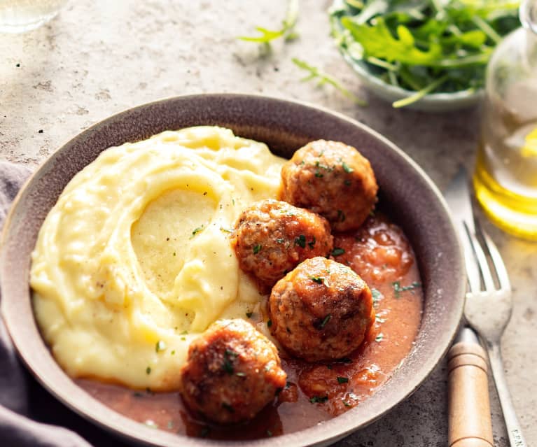 Almôndegas com molho de tomate e puré de batata