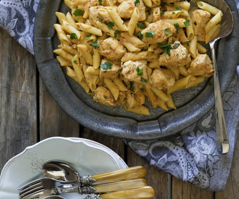 Cremet pasta med kylling og soltørrede tomater