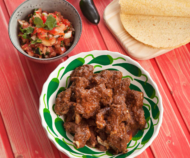 Costillas de cerdo al estilo mexicano con pico de gallo