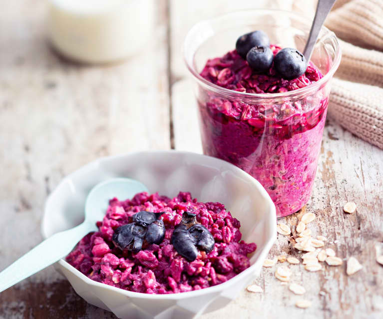 Babyfreundliche Apfel-Rote-Rübe und Heidelbeeren Overnight Oats