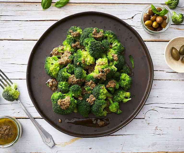 Contorno di broccoli al vapore con salsa alle alici e olive