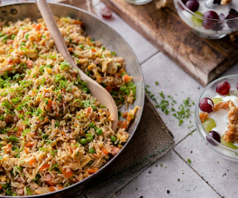 Sałatka ryżowa z warzywami i szynką; Deser z mascaropne i winogronami