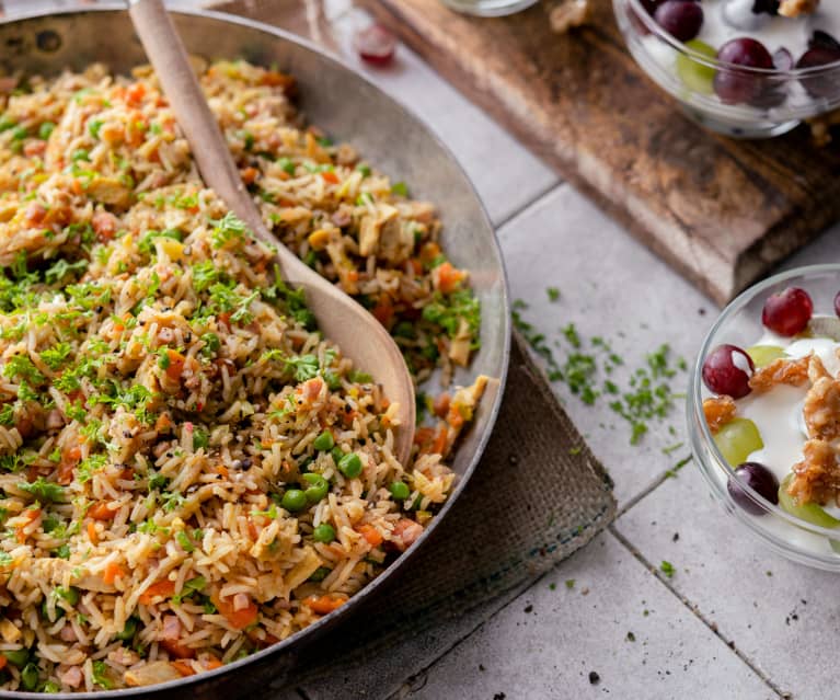 Menú: Arroz con vegetales y jamón. Trifle de queso con nuez caramelizada y uvas.