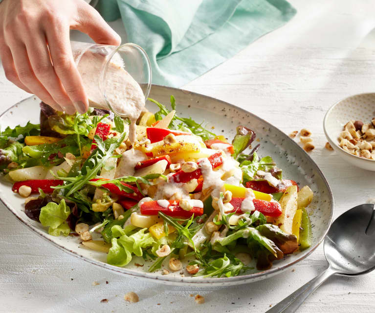 Fenchel-Paprika-Salat mit Haselnuss-Dressing