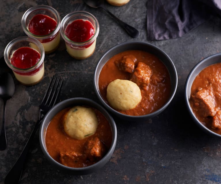 Menú: Gulash y buñuelos de pan al vapor. Mini cheesecakes