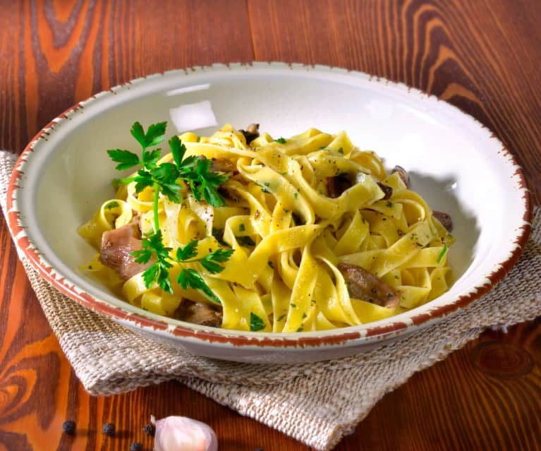 Tagliatelle fresche ai funghi porcini