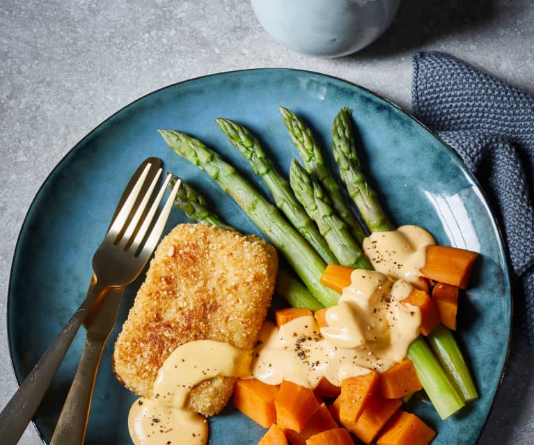 Macadamia-Tofu-Schnitzel mit Spargel und Chilihollandaise