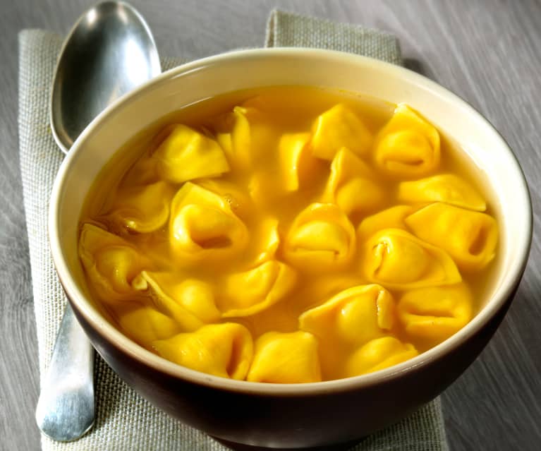 Tortellini de carne en caldo