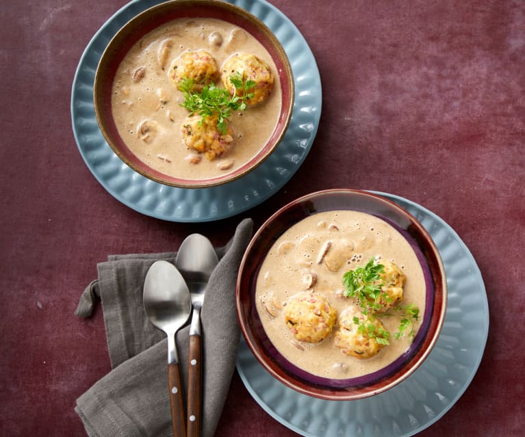 Pilzcremesuppe mit Schinken-Semmelknödeln