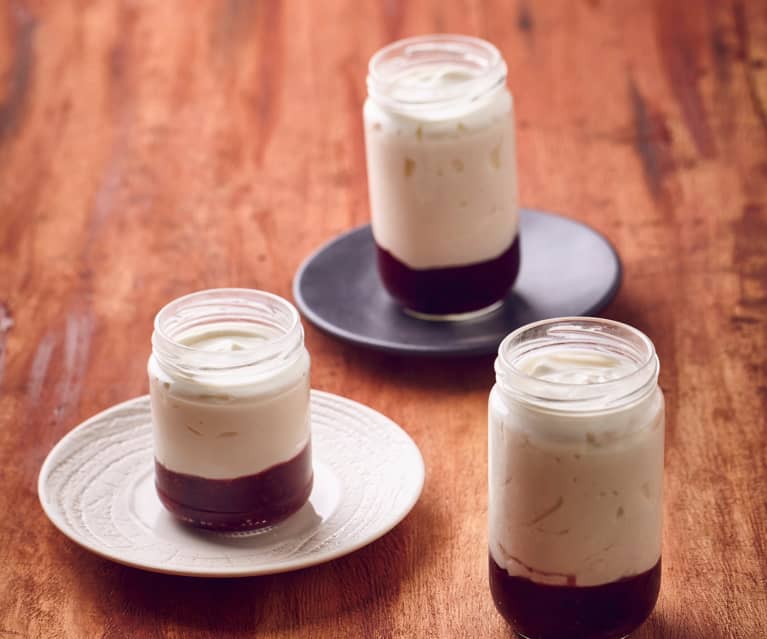 Yogurt greco con composta di frutti di bosco