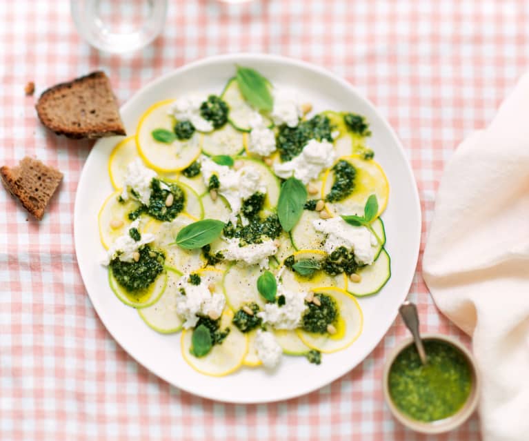 Carpaccio de courgettes, mozzarella et pesto