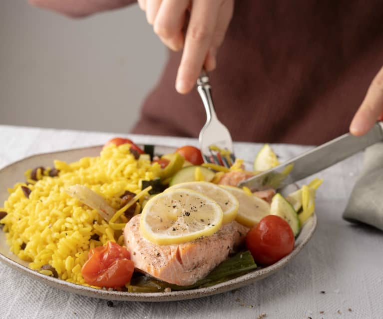 Salmão e legumes a vapor com arroz de açafrão e passas