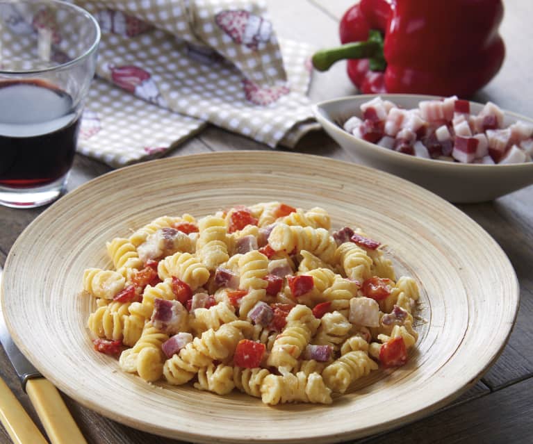 Fusilli ai peperoni e pancetta