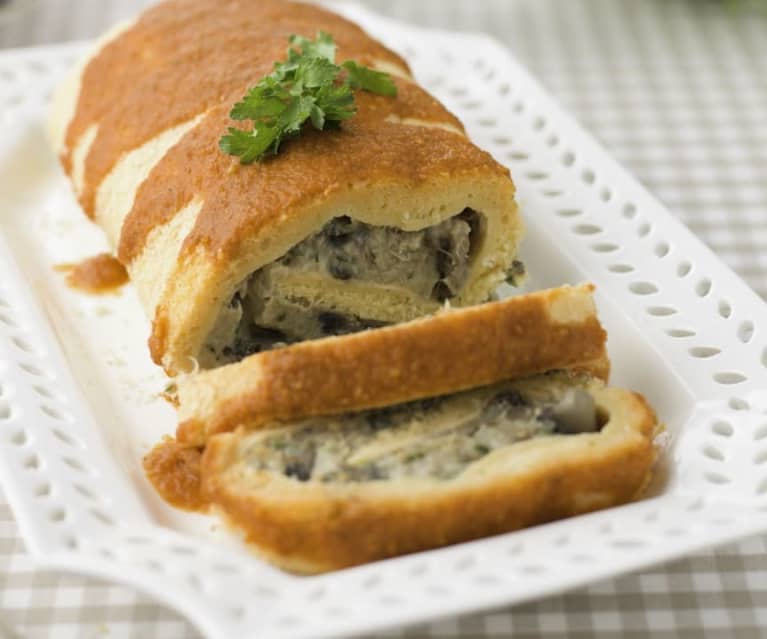 Torta de atum e cogumelos com molho de tomate