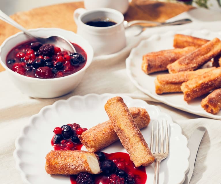 French-Toast-Röllchen mit Beerenkompott